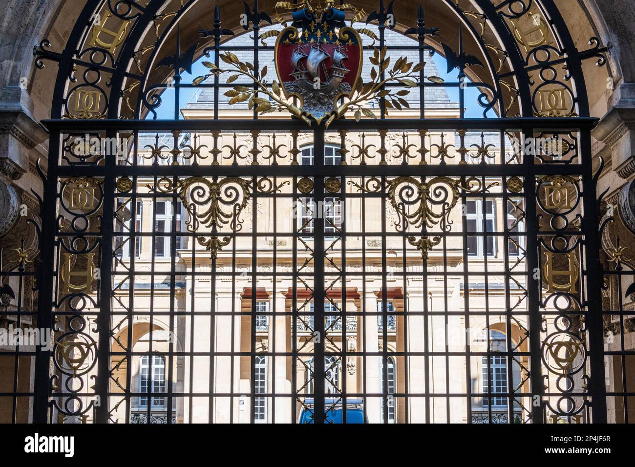 Das schmiedeeiserne Tor in der Rue des Francs Bourgeois im Carnavalat Museum in Marais, Frankreich. Stockfoto