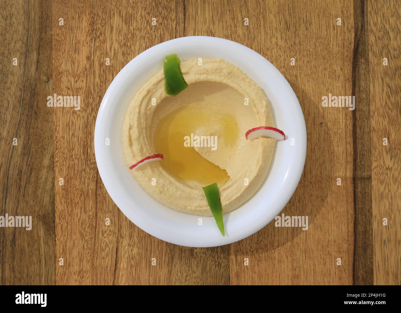 Eine köstliche Schüssel Hummus mit Olivenöl. Stockfoto