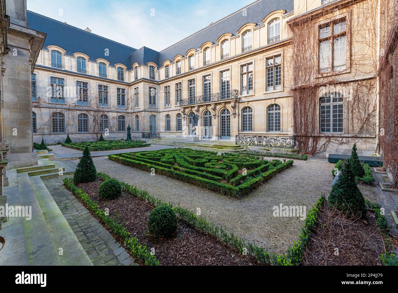 Der Garten Innenhof im Carnavalet Museum in Paris, Frankreich. Stockfoto