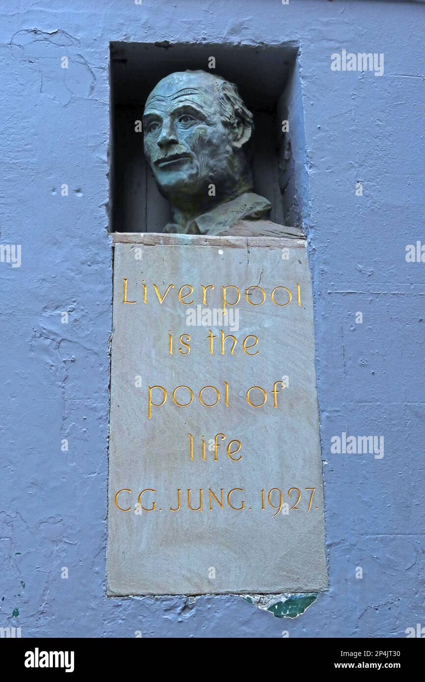 Carl Jung Statue - Liverpool ist der Pool des Lebens 1927, in Mathew Street, Liverpool, Merseyside, England, UK, L2 6RE Stockfoto