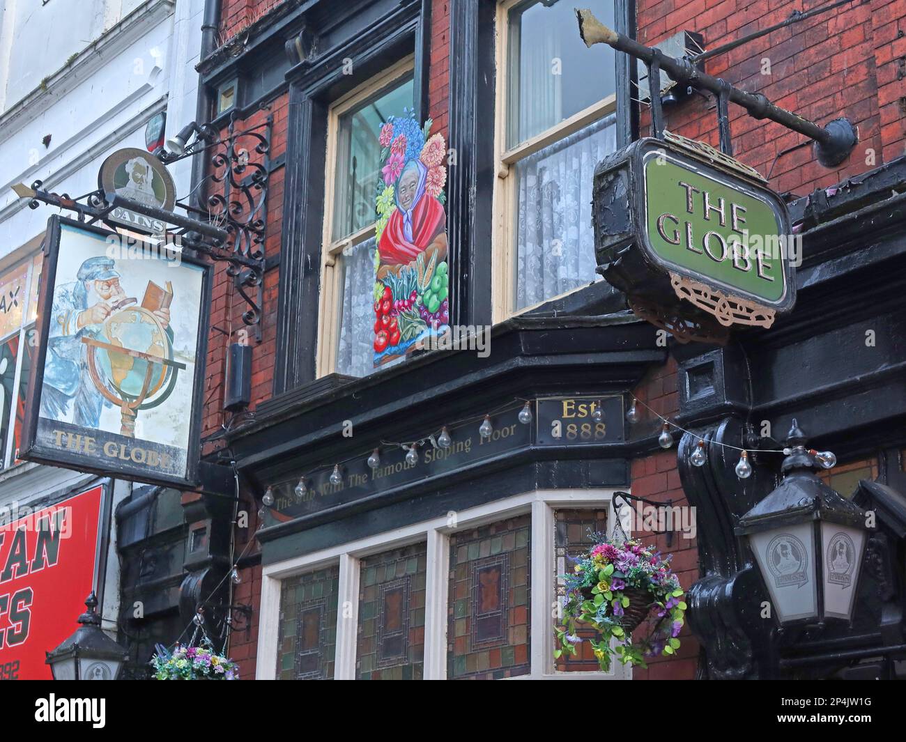 The Globe Pub, aus dem Jahr 1888, mit einem berühmten abfallenden Boden, 17 Cases St, Liverpool, Merseyside, England, UK, L1 1HW Stockfoto