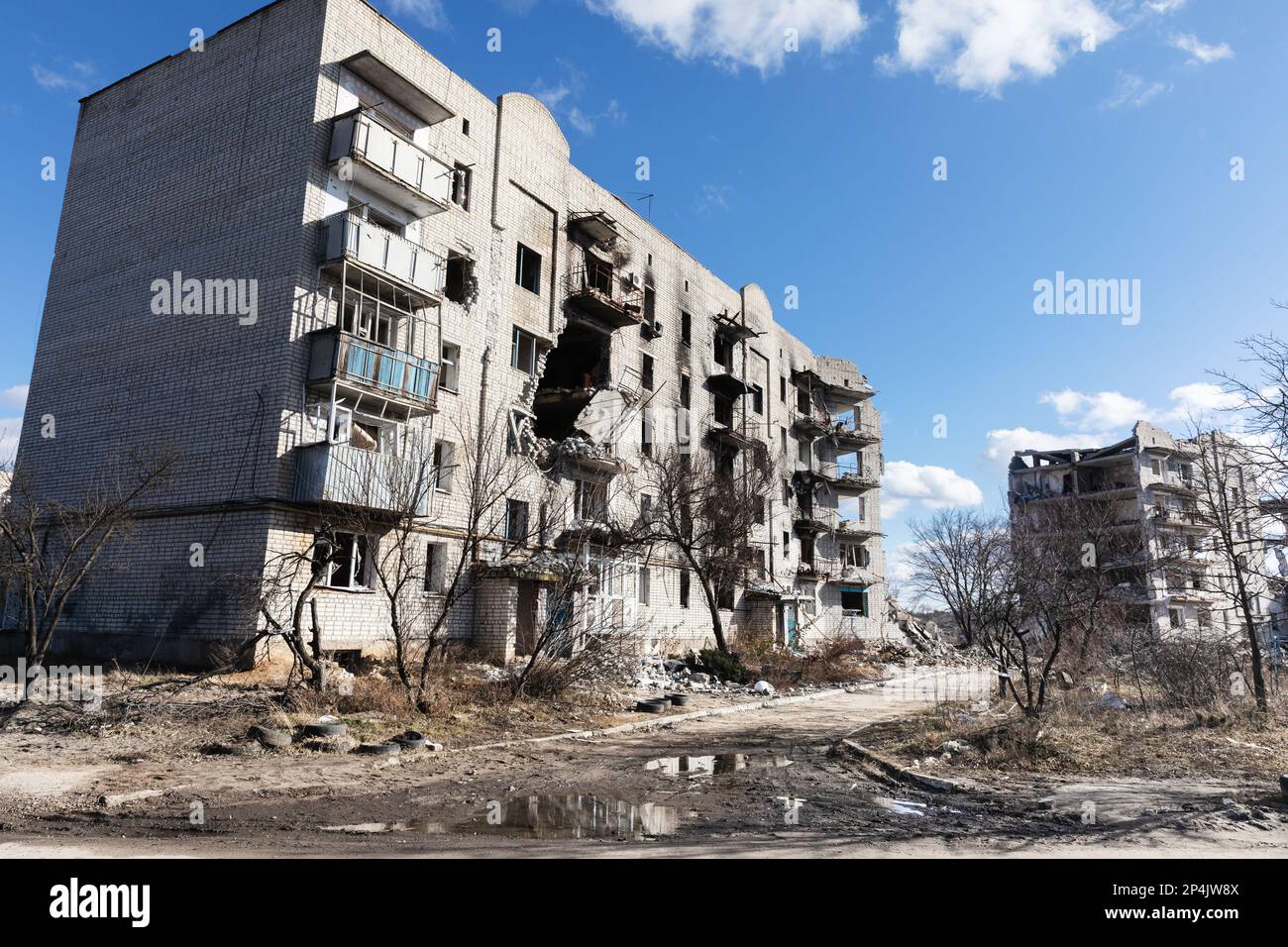 Die zerstörte Stadt Izyum, Charkiv-Region in der Ukraine. Zerstörte Häuser als Folge von Raketen- und Artilleriebeschüssen durch die russische faschistische Armee. Stockfoto