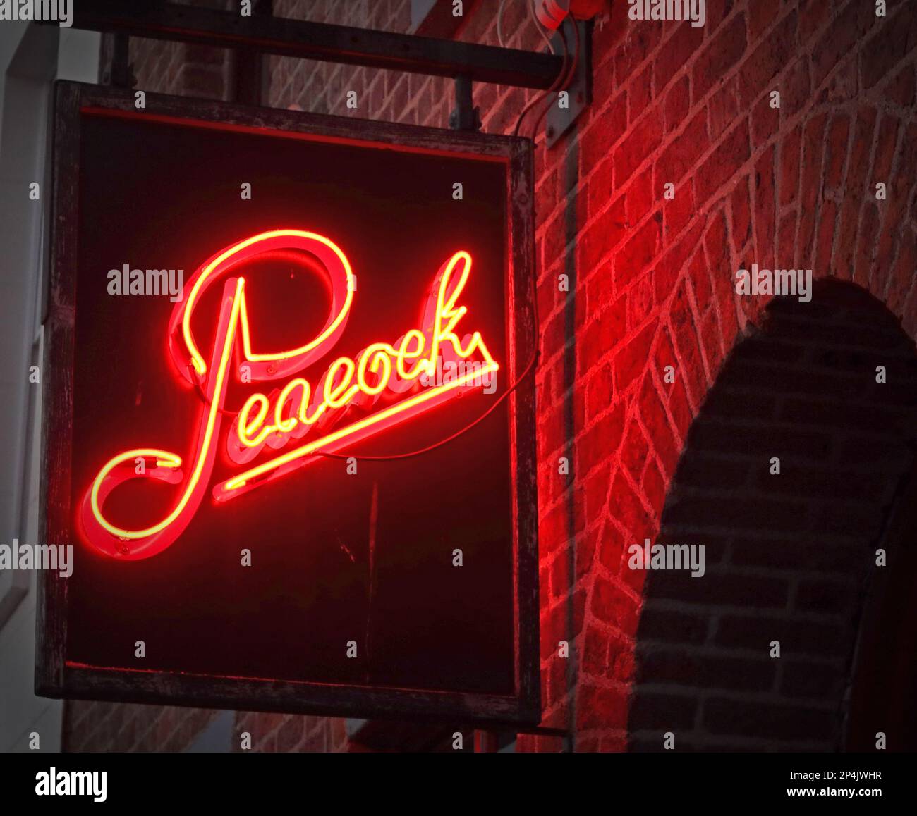 Das rote Neonschild Peacock, 49, 51 Seel St, Liverpool, Merseyside, ENGLAND, GROSSBRITANNIEN, L1 4AZ Stockfoto