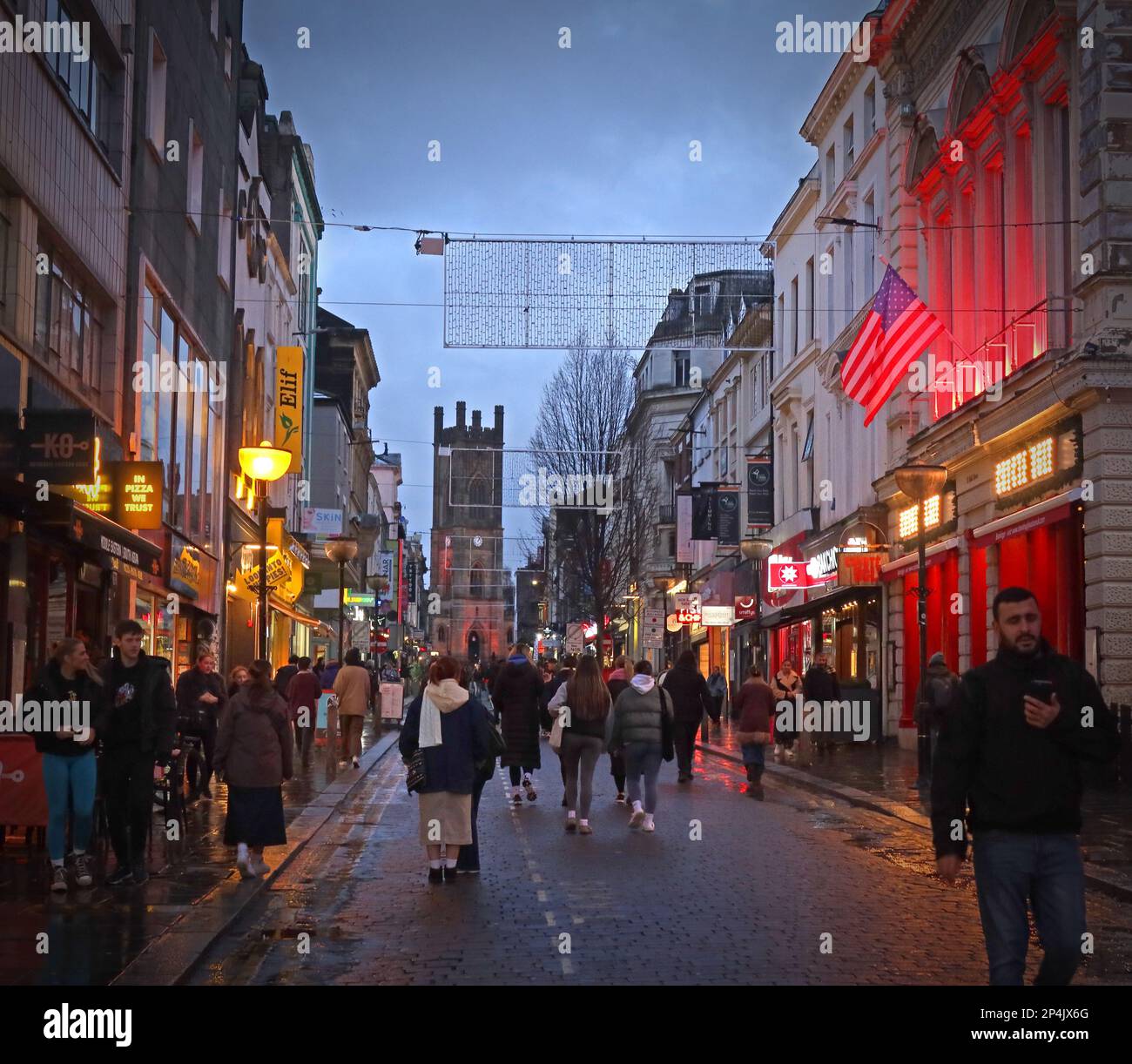 A Bold Street at Dusk, Liverpool, Merseyside, England, L1 4EZ, Kirche St. Lukas in der Ferne - die zerbombte Kirche Stockfoto