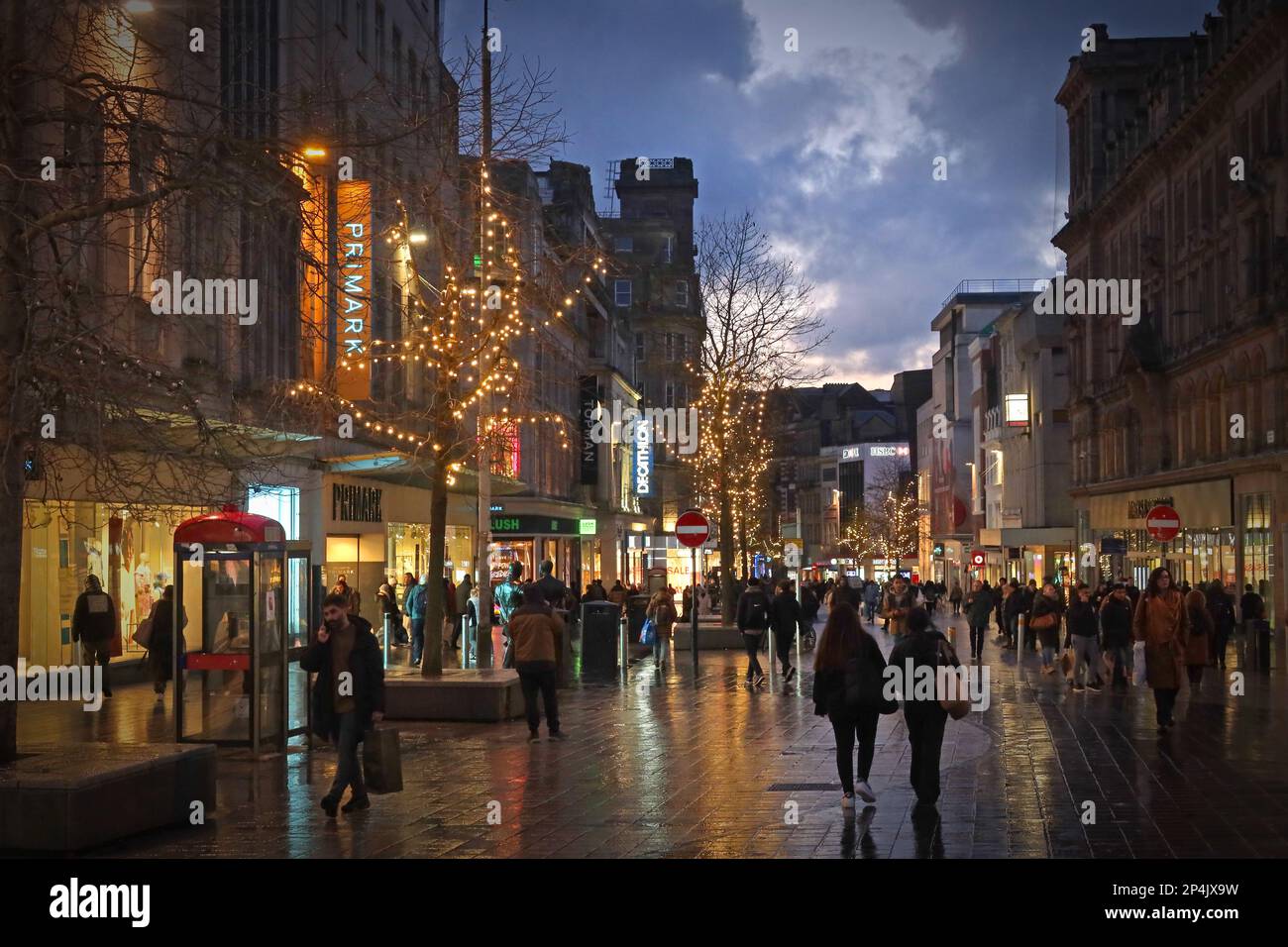 Abenddämmerung in Church Street, dem Haupteinkaufsviertel, Liverpool, Merseyside, England, Großbritannien, L1 3AY Stockfoto