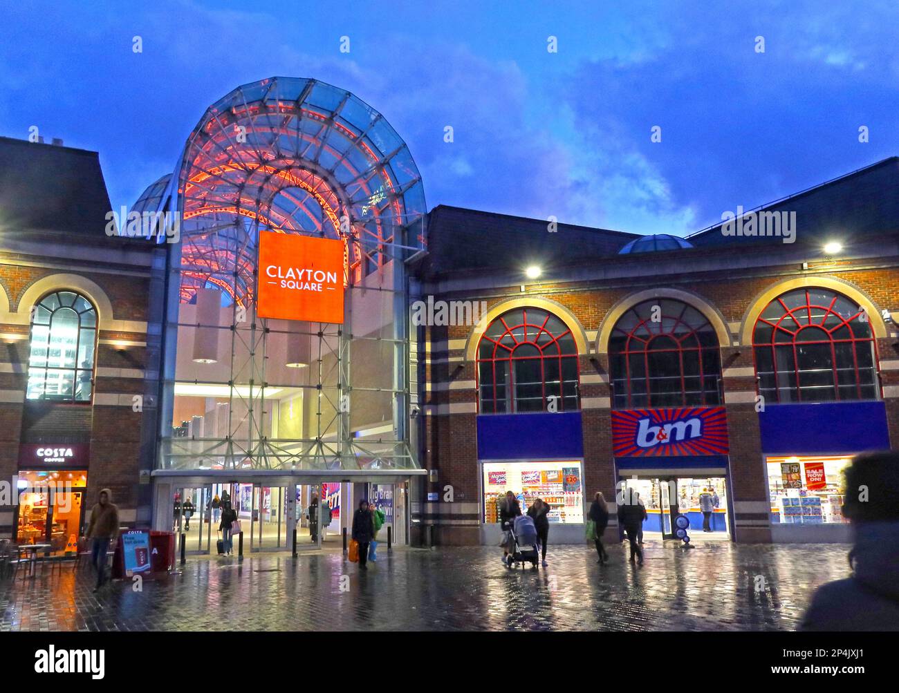 Dämmerungseinkäufer im Clayton Square Shopping Centre Glasdach, Great Charlotte Street, Liverpool, Merseyside, England, UK, L1 1QR Stockfoto