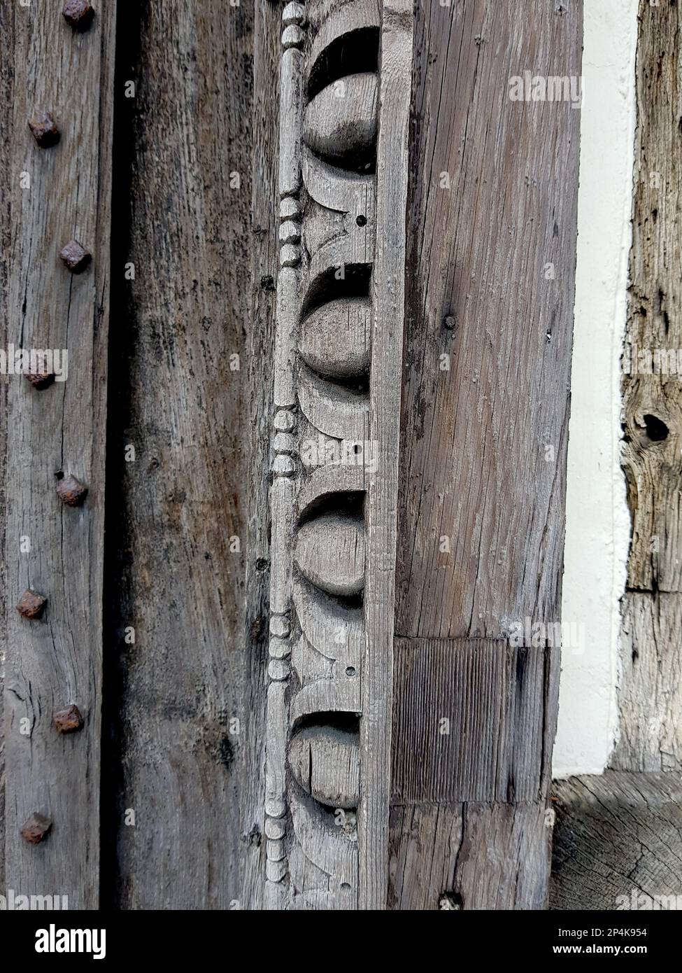 Detail einer dekorativen mittelalterlichen Holztürverkleidung. Stockfoto