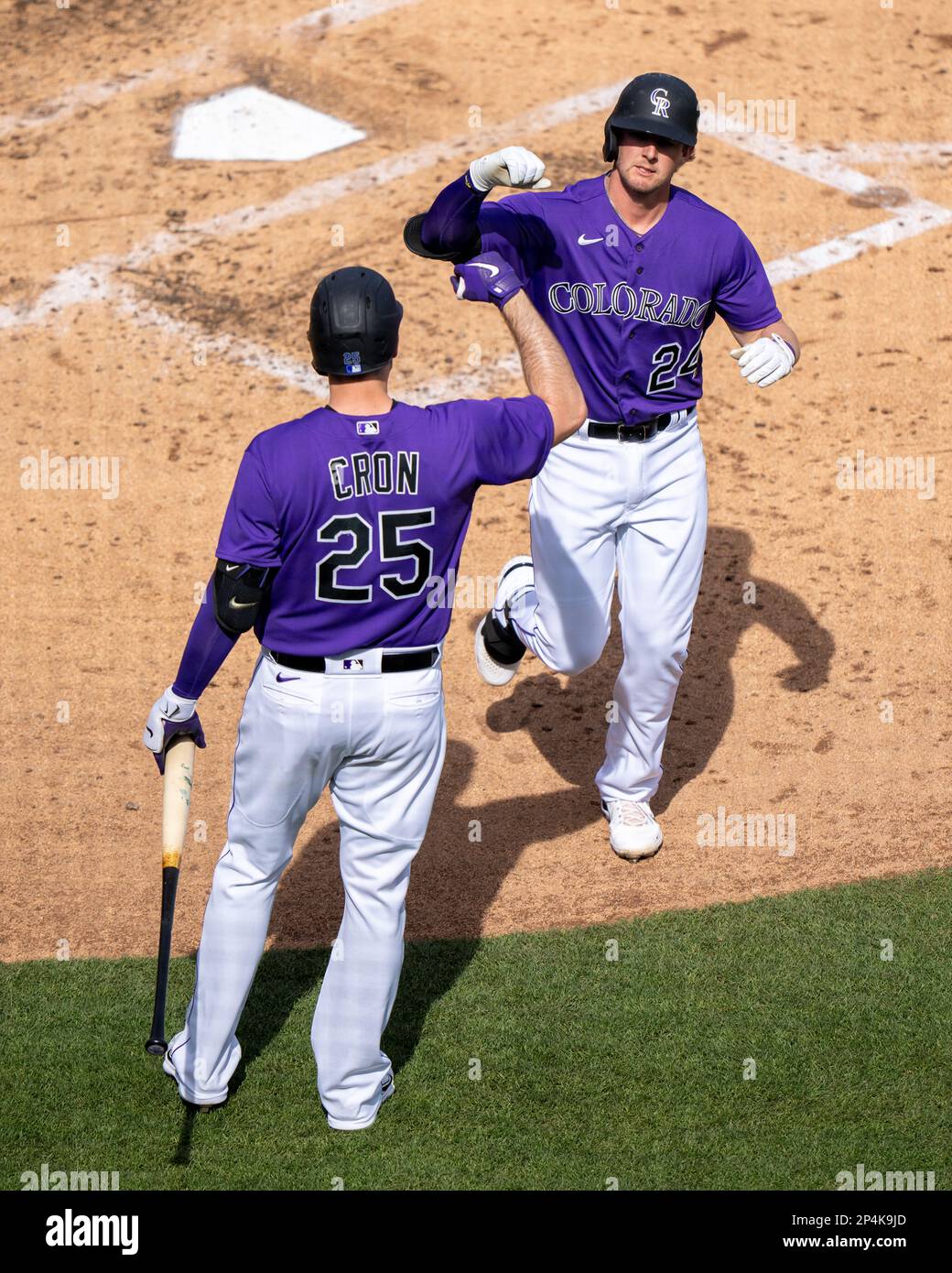 Colorado Rockies zweiter Baseman Ryan McMahon (24) feiert mit dem ersten Baseman C.. J Cron (25) nach einem Homerun während eines MLB-Frühjahrstrainings gegen die Chicago Cubs Sunday, 5. März 2023, in Scottsdale, AZ. Chicago Cubs besiegte die Colorado Rockies 6-5 (Marcus Wilkins/Image of Sport) Stockfoto