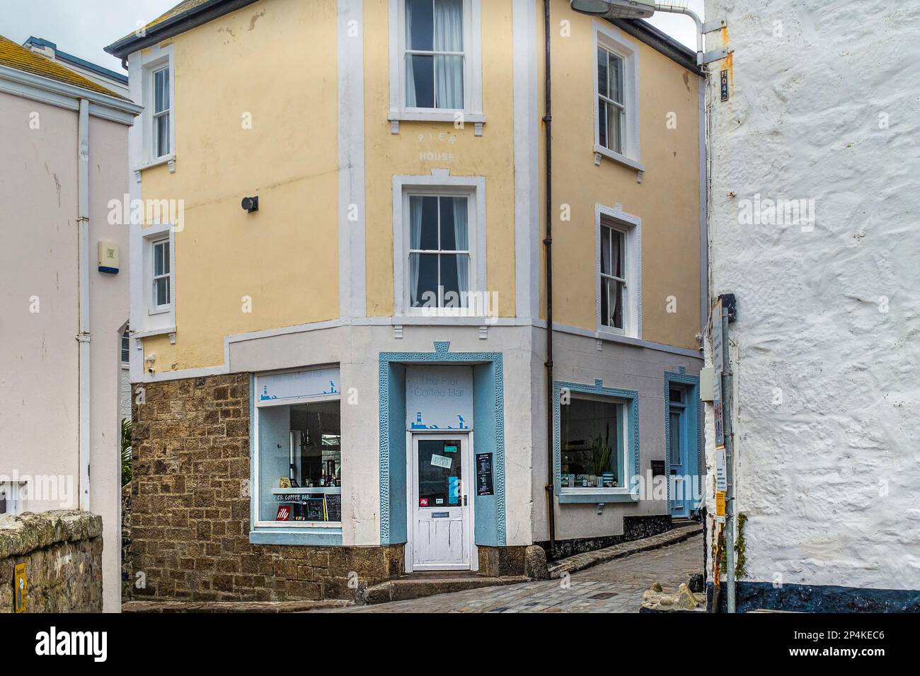 Die Pier Coffee Bar ist in der Nebensaison in einem verlassenen St Ives in Cornwall in England im Vereinigten Königreich geschlossen. Stockfoto