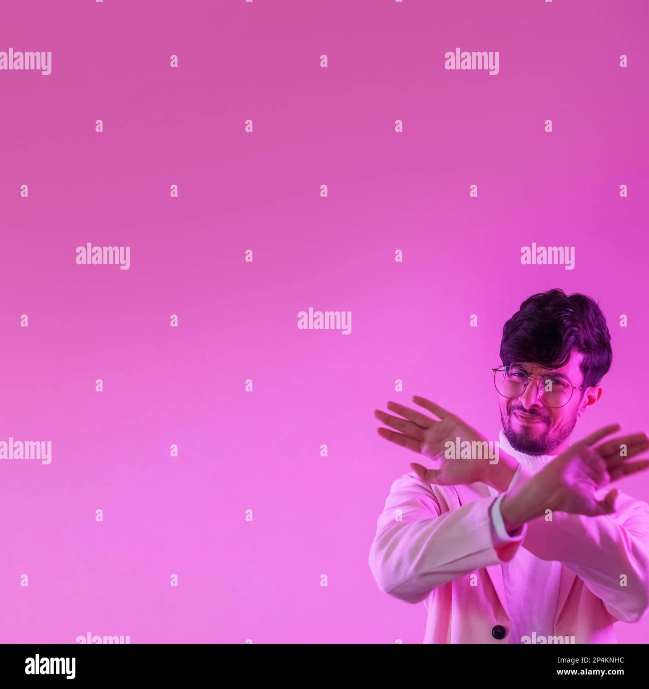Keine Geste stoppt genug pinkfarbene Neonmänner, die abweisen Stockfoto