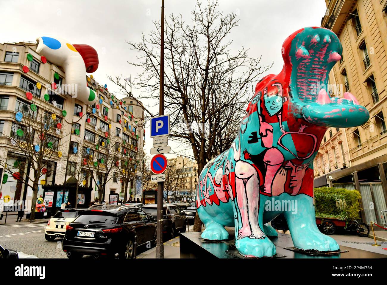 Paris, Frankreich. 06. März 2023. Eine kostenlose Freiluftausstellung von Maler, Bildhauer, Gravierer, Designer, Julien Marinetti auf der Avenue George V wird voraussichtlich bis 16. März 2023 stattfinden. Der Künstler Julien Marinetti zeigt seine gigantischen Tierskulpturen mit Gemälden, die er „Synkretismus der Kunst“ nennt. Seine Terrakotta-Skulpturen wie Bulldoggen, Pandas, Pinguine und Schädel werden dann in Bronze verwandelt. Seit 15 Jahren ist sein Hauptwerk, Doggy John, zu einer Ikone geworden und wird in renommierten Städten auf der ganzen Welt wie Paris, New York, London und Singapur für die größte Freude der Zuschauer gezeigt. Kredit: Abaca Press/Ala Stockfoto