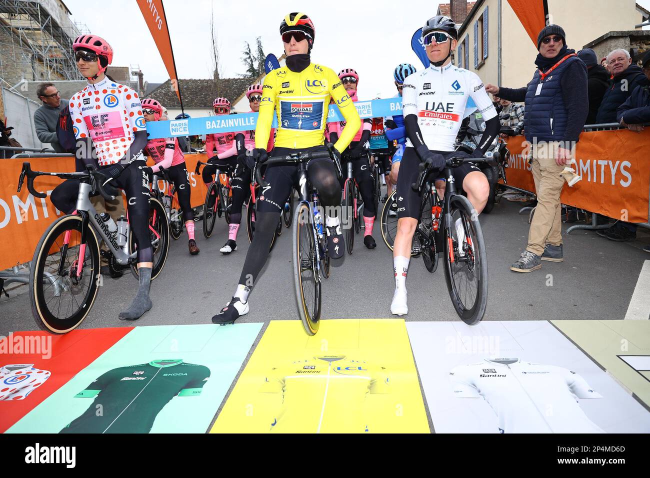 Der französische Paul Ourselin von TotalEnergies trägt das rote Polka-Dot-Trikot für den besten Kletterer. Der belgische Tim Merlier von Soudal Quick-Step trägt das gelbe Trikot des Anführers und der slowenische Tadej Pogacar von Team Emirates der Vereinigten Arabischen Emirate, dargestellt zu Beginn der zweiten Etappe der 81. Ausgabe des achttägigen Radrennen Paris-Nizza von Bazainville bis Fontainebleau (163,7 km) in Frankreich, Montag, 06. März 2023. BELGA FOTO DAVID PINTENS Stockfoto