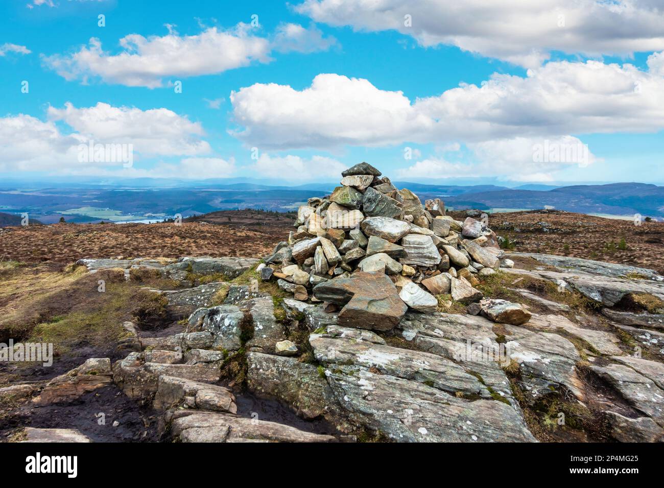 Das Gipfelkairn auf dem Gipfel des Hügels Carn Na Leitire auf dem Abriachan Forest Walk nahe Drumnadrochit, Schottland Stockfoto
