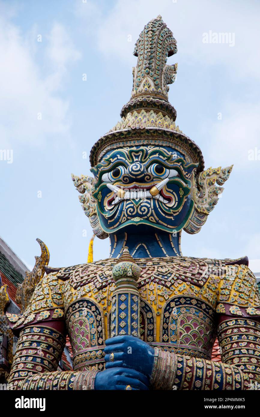 Riesige Dämonen-Hüterstatue im Großen Palast, Bangkok Stockfoto