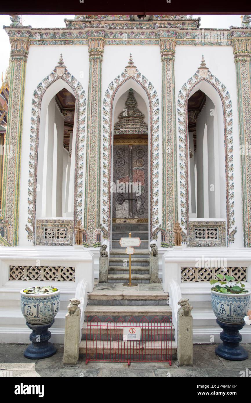 Phra Viharn Yod Tempel im Grand Palace Komplex in Bangkok. Das Gebäude dient als Kapelle für buddhistische Mönche. Stockfoto