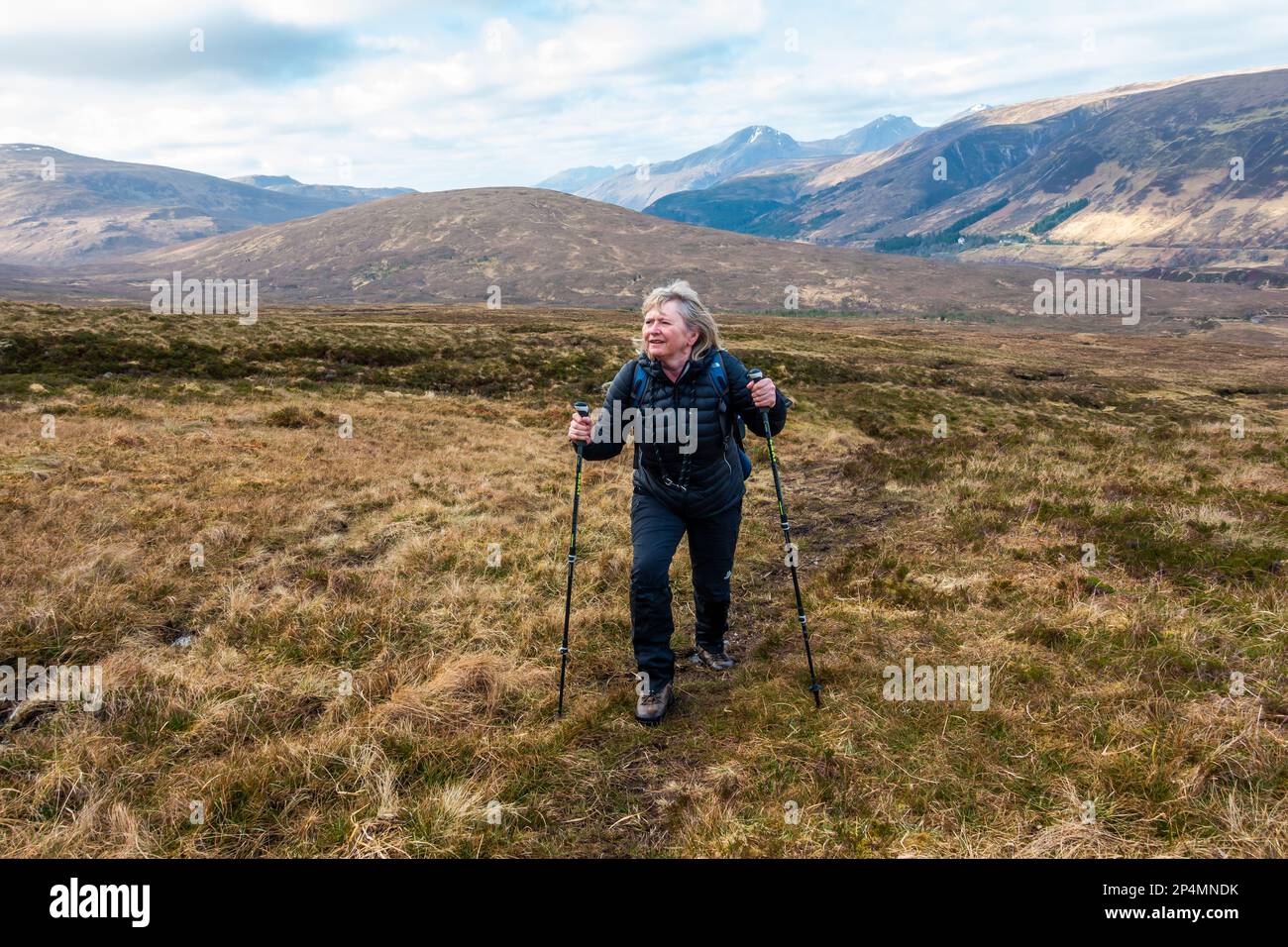Ein Wanderer auf dem steilen Moor-Pfad den schottischen Munro-Berg von Moruisg hinauf Stockfoto