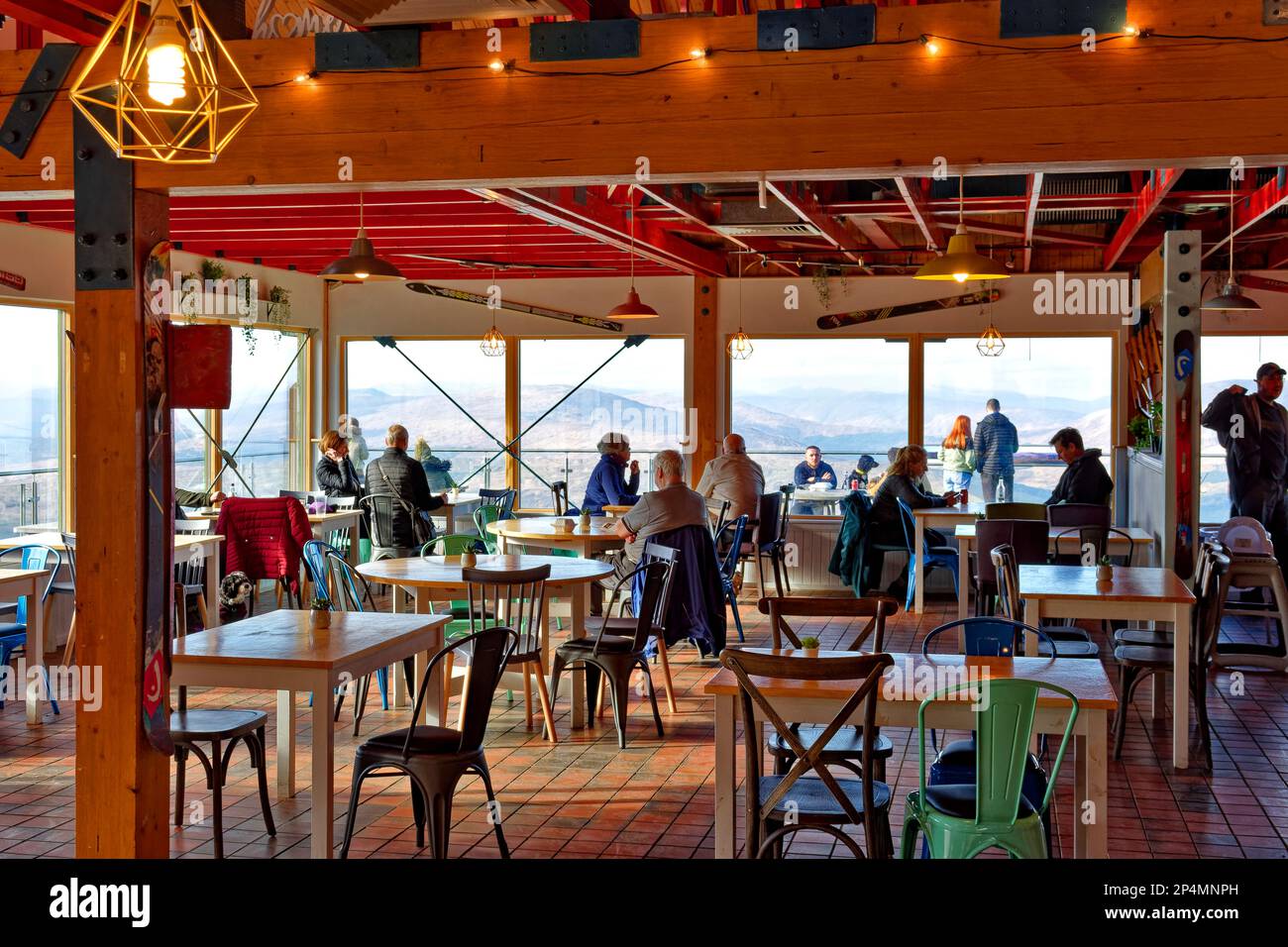 Fort William Aonach Mor Mountain Nevis Range-Leute im Top-Café-Restaurant Stockfoto