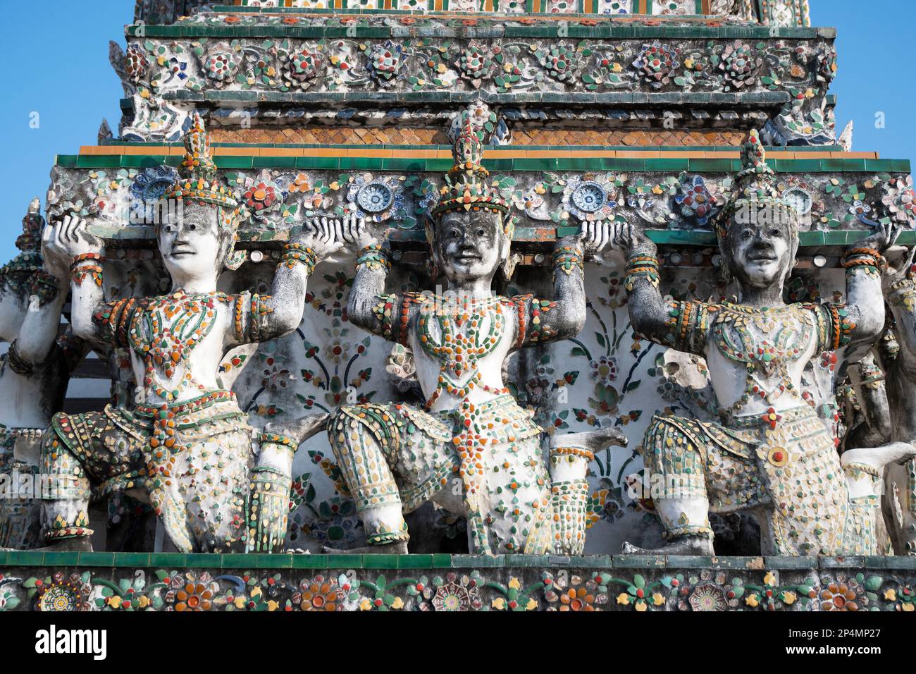 Dekorative Elemente an der Fassade des Wat Arun, Tempel der Morgenröte in Bangkok, Thailand. Stockfoto