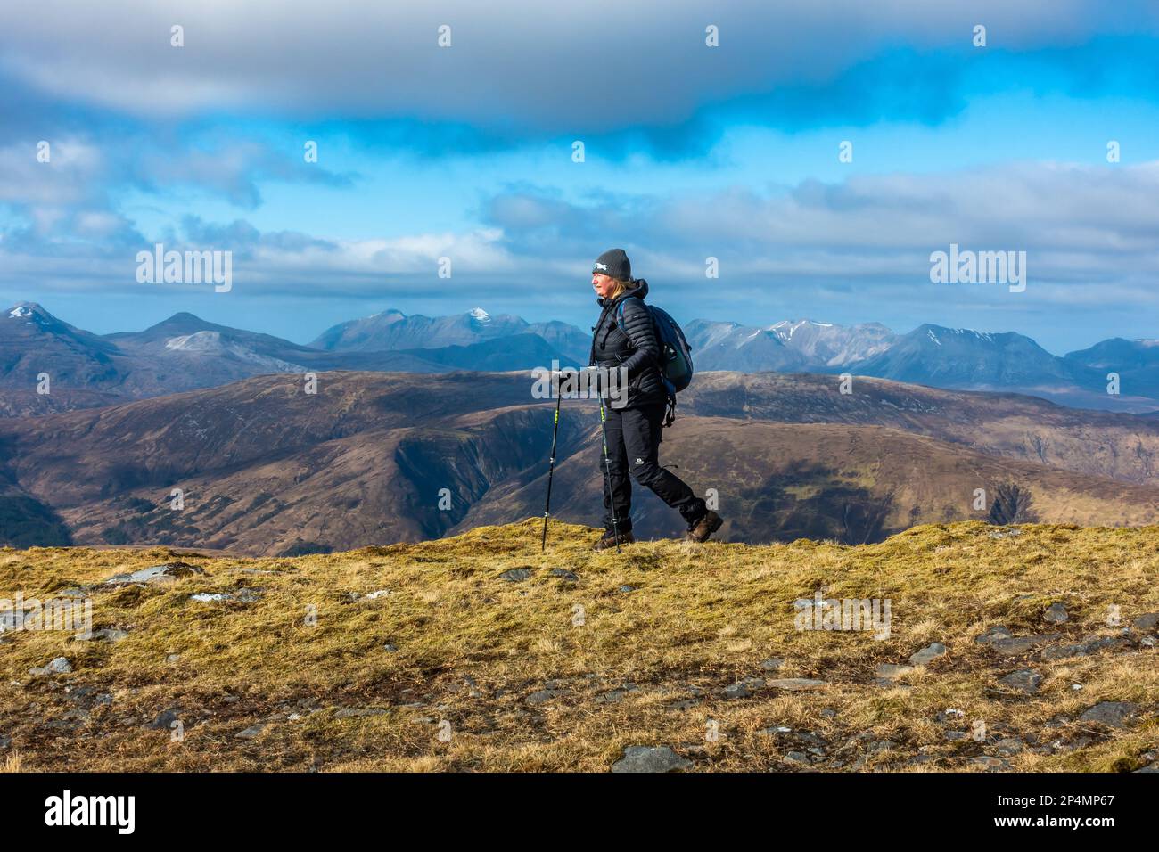 Ein Wanderer auf dem Weg in der Nähe der bealach des schottischen Munro-Gebirges von Moruisg Stockfoto