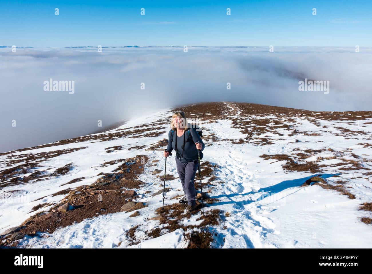 Ein Wanderer auf dem Pfad zum schottischen Munro-Berg von Sgor Gaoith im Winter Stockfoto