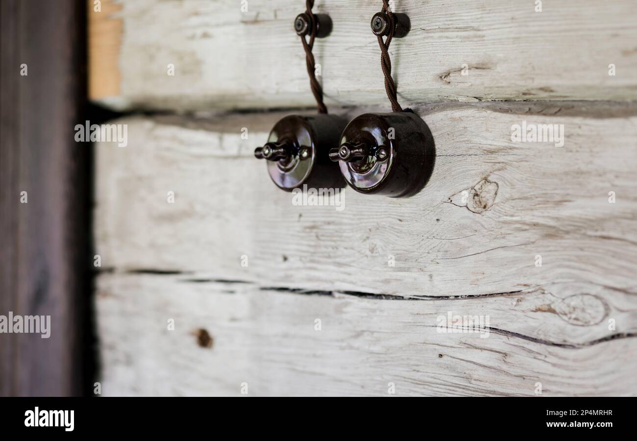 Vintage-Schalter an der Wand mit einem Draht. Elektrische Ausrüstung Stockfoto