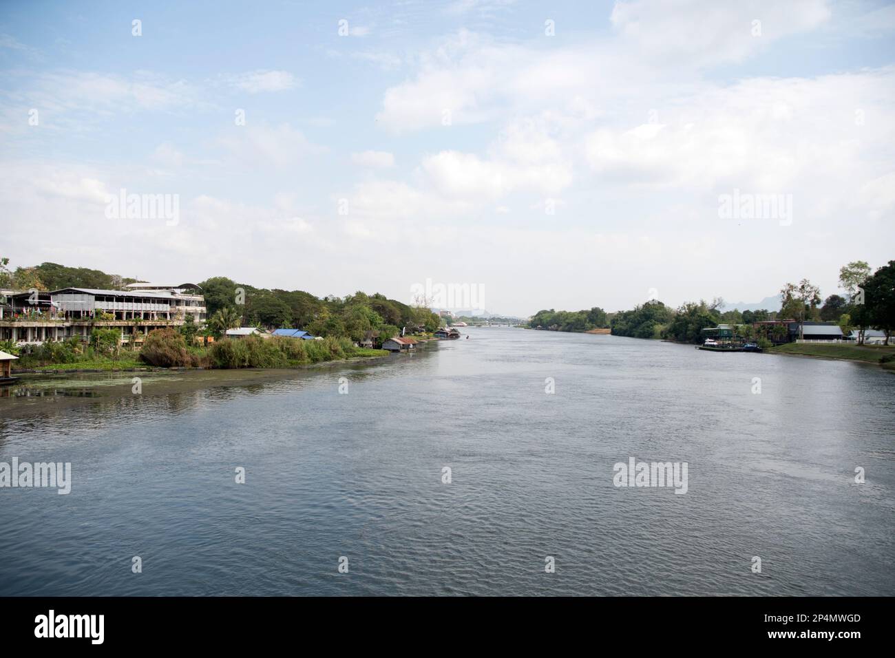 Panoramablick auf den Fluss Khwae Yai (Kwai) in Kanchanaburi, Thailand. Seine Quelle liegt in den Tenasserim Hills und fließt über etwa 380 Kilometer Stockfoto