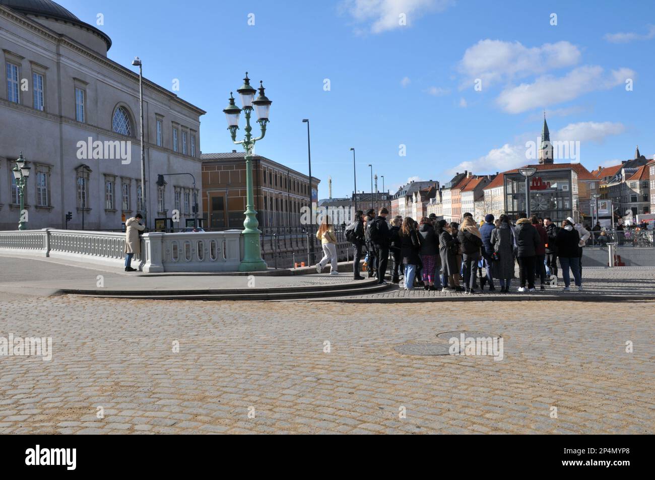 Kopenhagen /Dänemark/06. März 2023/Tourist gether for Walk City Guide Tour in der dänischen Hauptstadt Kopenhagen. (Foto.Francis Joseph Dean/Dean Pictures) Stockfoto