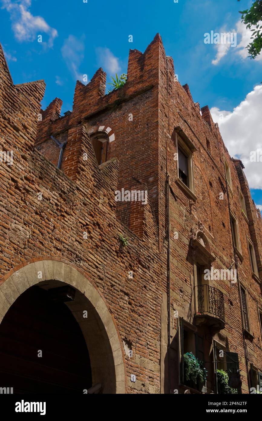 Verona, Italien, Romeo-Hausfassade. Blick auf die Casa di Romeo, Haus aus dem 14. Jahrhundert mit zerkleinerten Wänden. Stockfoto