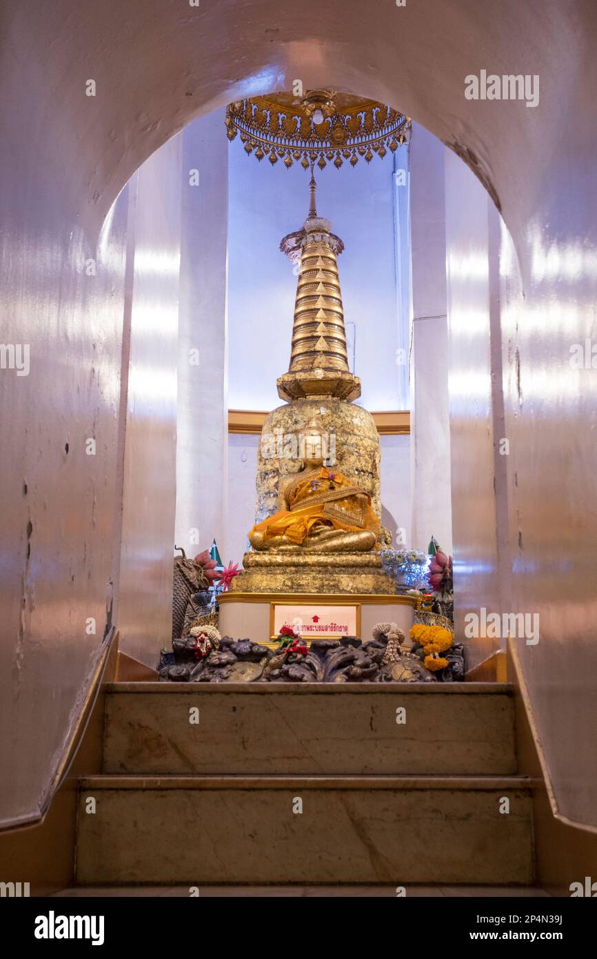 Die goldenen Buddha-Statuen und Buddha-Relikte im Wat Saket. Wat Saket ist einer der ältesten Tempel in Bangkok. Stockfoto