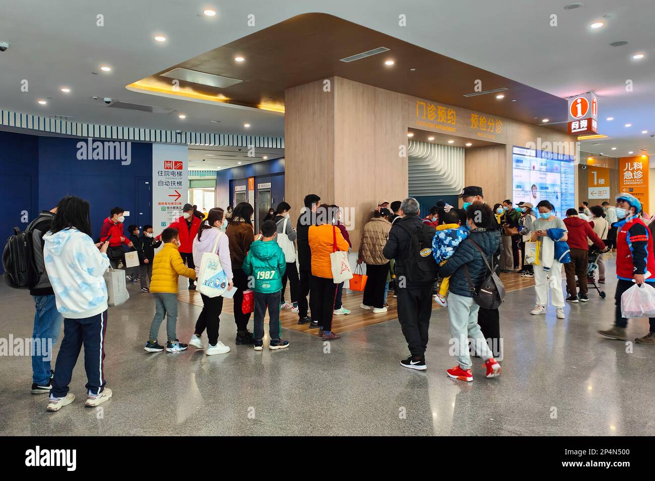 SHANGHAI, CHINA - 6. MÄRZ 2023 - Eltern und Kinder warten auf die Behandlung für Influenza A Virus in der Kinderklinik des Xinhua Krankenhauses in Shanghai Stockfoto