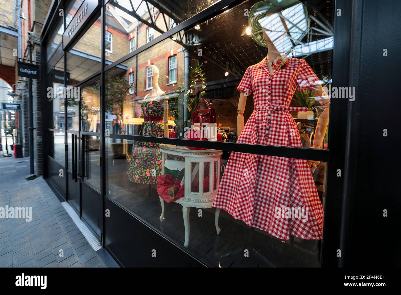 Rotes Kleid im Schaufenster eines Modegeschäfts. Spitalfields Market, London Stockfoto