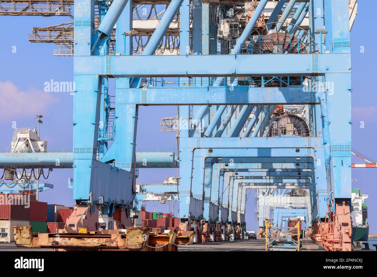 Schiffshafen Haifa, Israel - 25. Oktober 2021: Kranbetrieb und Fahrzeugbetrieb im Schiffshafen. Stockfoto