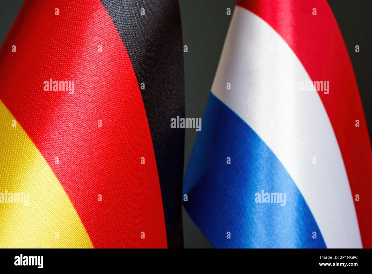 Neben den Flaggen Deutschlands und der Niederlande. Stockfoto