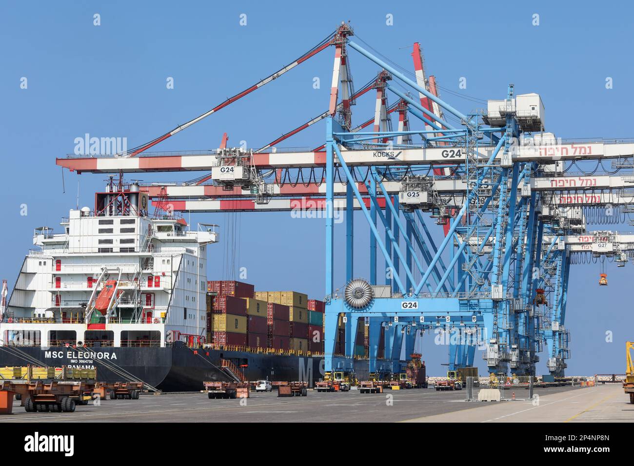 Schiffshafen Haifa, Israel - 25. Oktober 2021: Kranbetrieb und Fahrzeugbetrieb im Schiffshafen. Stockfoto