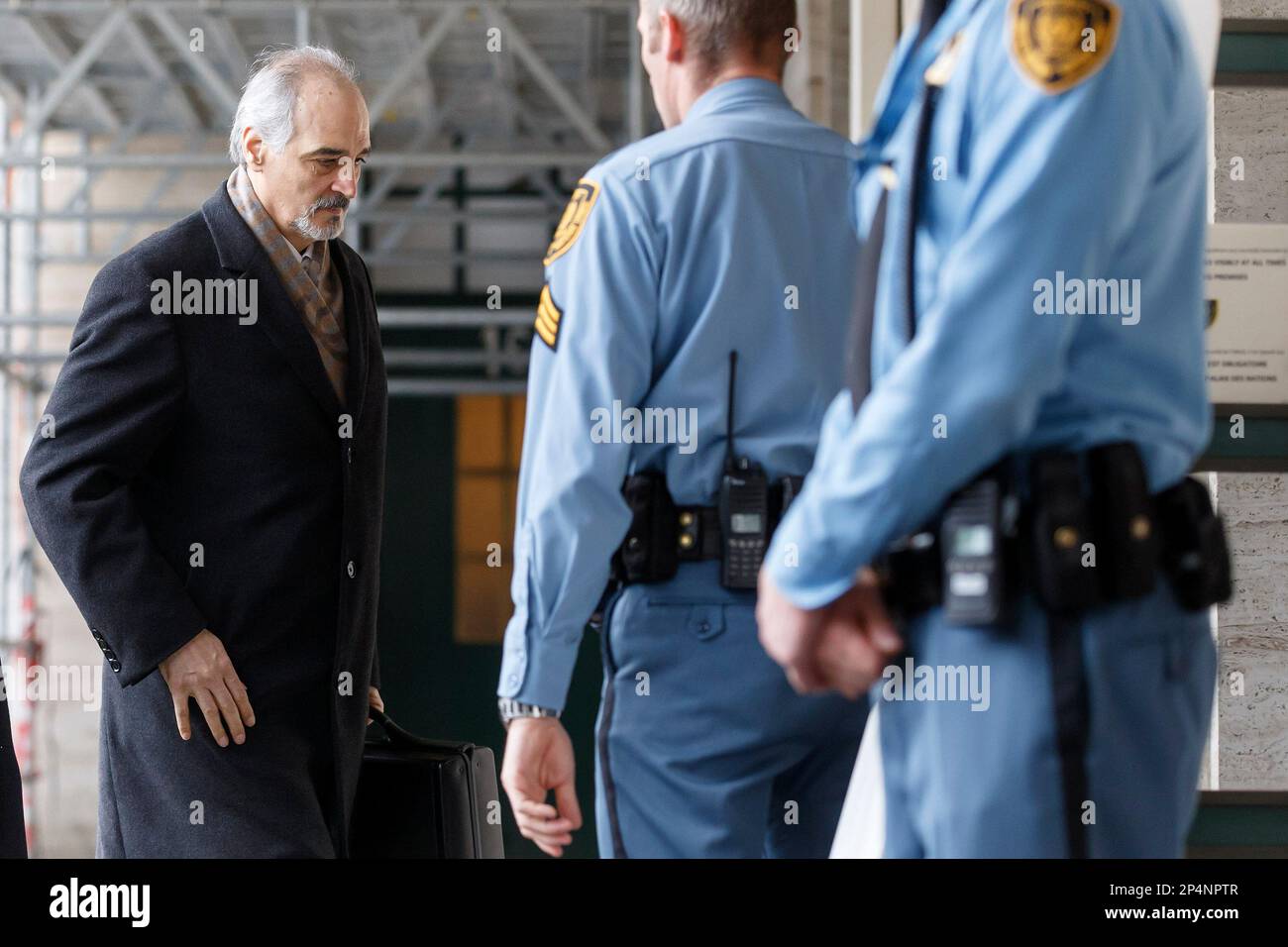Syrian chief negotiator Bashar Jaafari, Ambassador of the Permanent Representative Mission of Syria to the UN in New York, left, arrives for a meeting during the second round of negotiations between the Syrian government and the opposition at the European headquarters of the United Nations, in Geneva, Switzerland, Saturday, Feb. 15, 2014. (AP Photo/Keystone, Salvatore Di Nolfi) Stockfoto