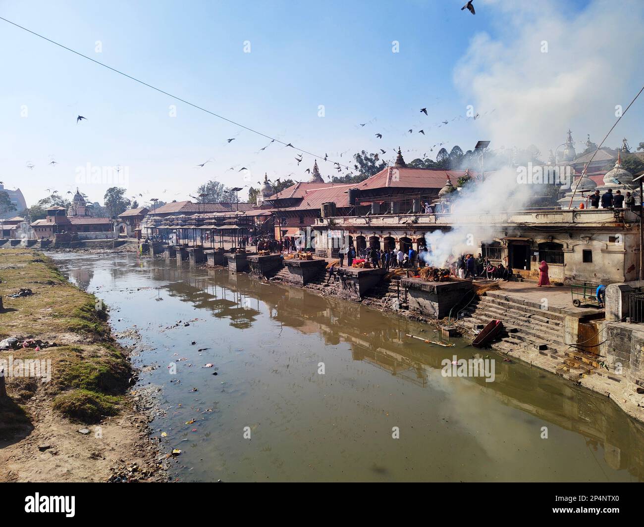 1. Dezember 2022, Kathmandu, Nepal, Hindu-Ritual der Einäscherung im Pashupatinath-Tempel. Stockfoto