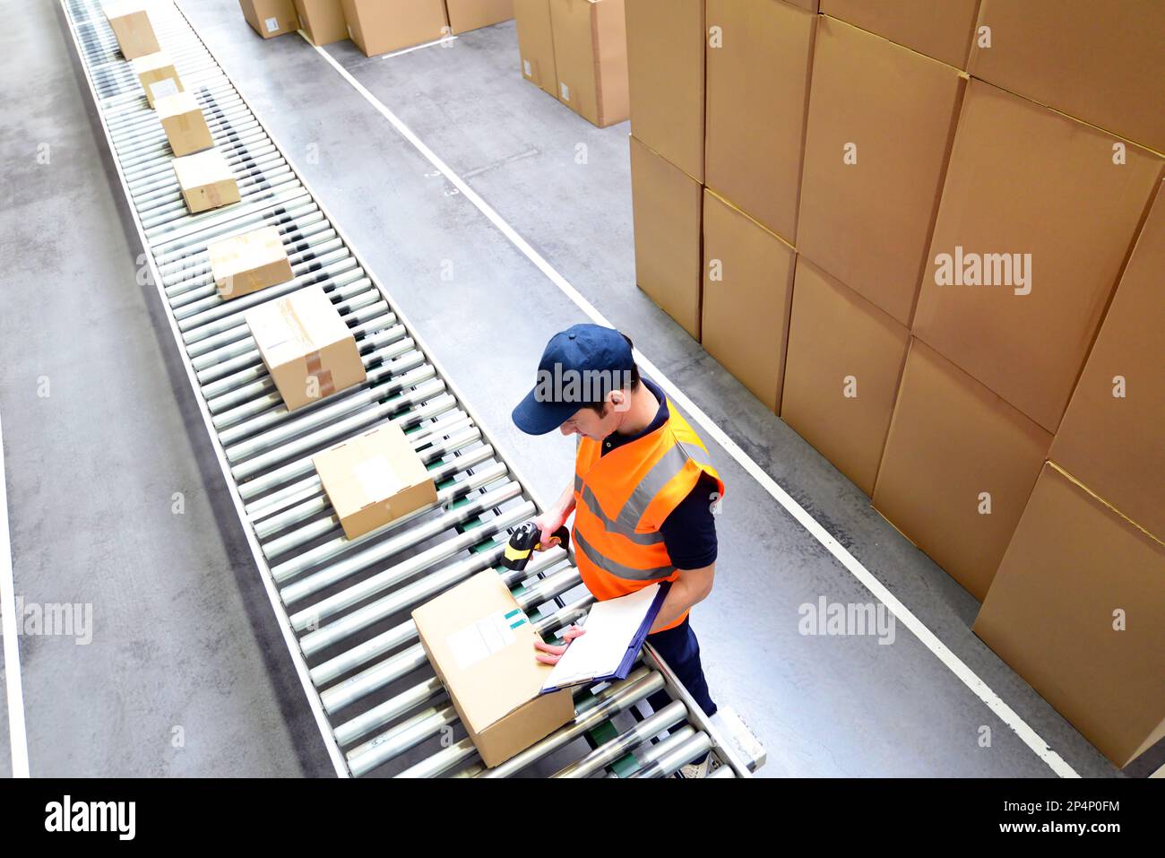 Arbeiter in einem Warenlager - Lagerung und Transport von Waren per Versandhandel - Nahaufnahme Foto Stockfoto