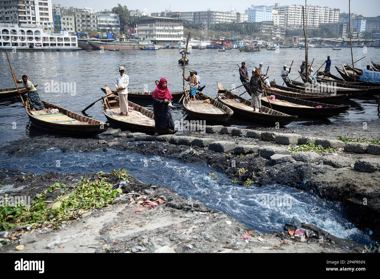 Dhaka, Bangladesch. 06. März 2023. Abwasser, das Gewebefarbstoff enthält, wird von Textile Industries in Dhaka in Ströme und Flüsse freigesetzt. Die Verschmutzung des Flusses Buriganga ist aufgrund der flüssigen Abfälle, die aus der Textilindustrie abgelassen werden, gravierend geworden. Die natürliche Farbe des Wassers ist verloren gegangen. Kredit: SOPA Images Limited/Alamy Live News Stockfoto