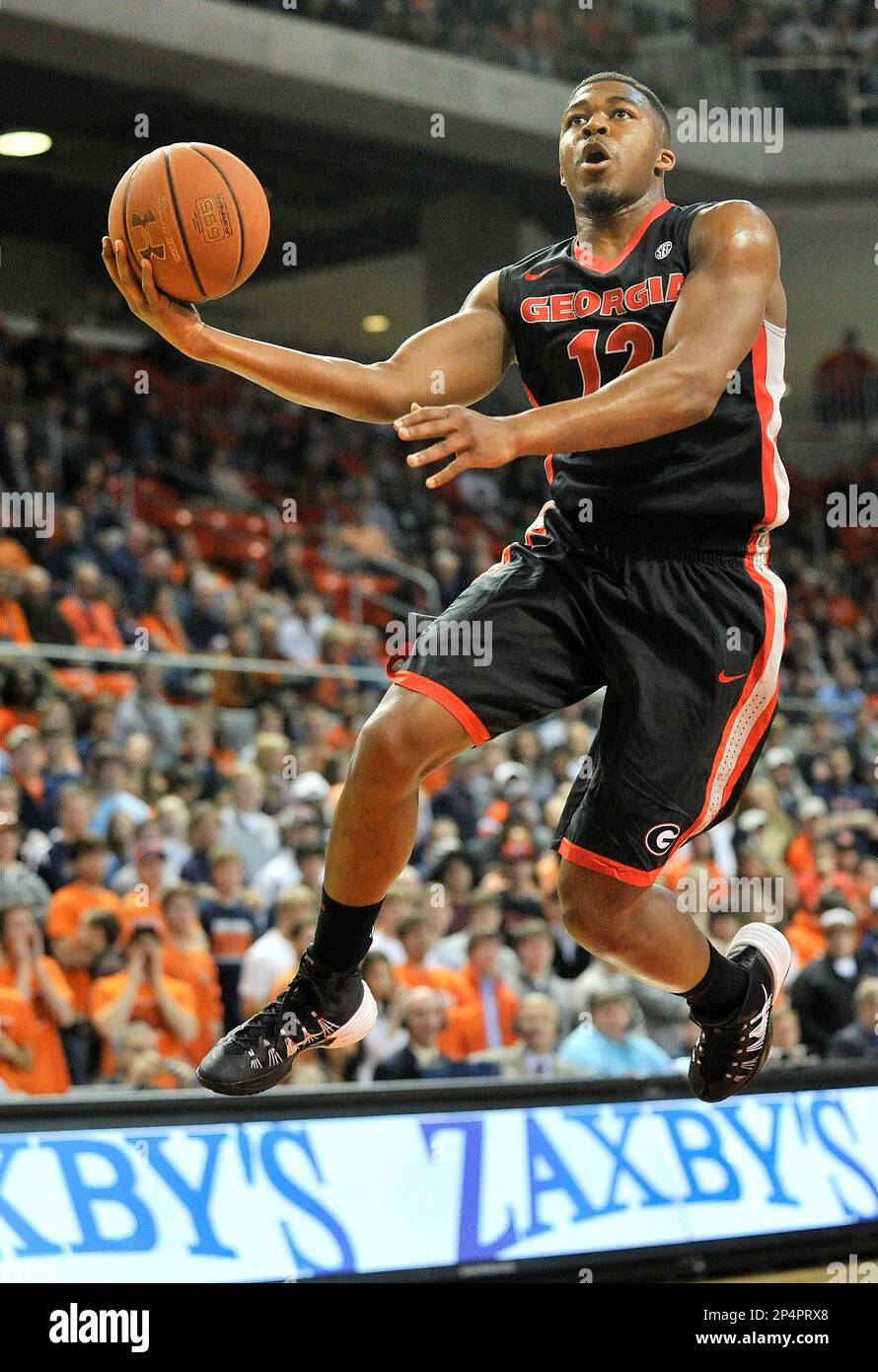 Georgia guard Kenny Gaines (12) shoots against Auburn during an NCAA college basketball game Saturday, Feb. 1, 2014, at Auburn Arena in Auburn, Ala. (AP Photo/AL.com, Julie Bennett) MAGS OUT Stockfoto