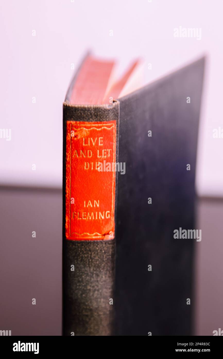 James Bond altes Hardback-Buch "Live and Let die" von Ian Fleming Stockfoto