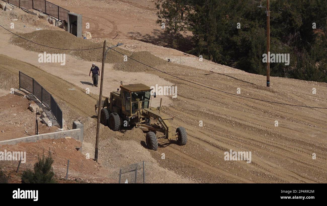 GIVAT HAREL, ISRAEL - MÄRZ 5: Schwere Nutzfahrzeuge räumen Land für neue Häuser in der illegalen Siedlung von Givat Harel, die die israelische Regierung kürzlich am 5. März 2023 im Westjordanland, Israel, legitimiert hat. Israel hatte der Regierung Biden mitgeteilt, dass es die Legalisierung weiterer Außenposten im Westjordanland mehrere Monate lang hinauszögern würde. Aber dass es mit der Legalisierung der neun Außenposten im Westjordanland und der Genehmigung, Hunderte von Wohneinheiten in verschiedenen Teilen Judäas und Samarias zu bauen, immer noch vorankommen würde. Stockfoto