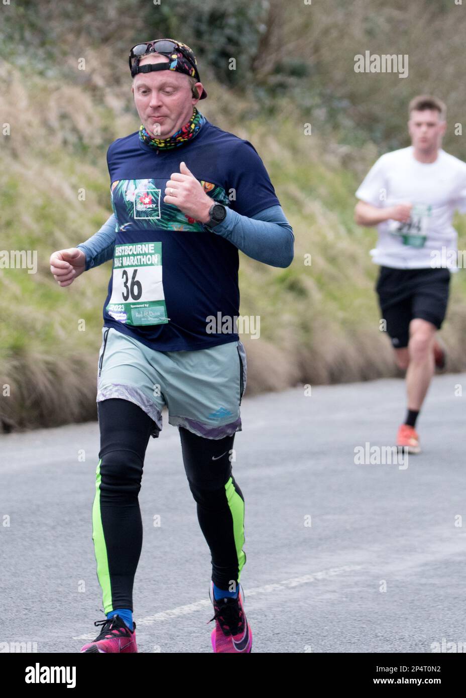 Eastbourne, Großbritannien. 5. März 2023. Läufer, die den 4-Meilen-Punkt beim Eastbourne Halbmarathon passieren. Kredit: Newspics UK South/Alamy Live News Stockfoto