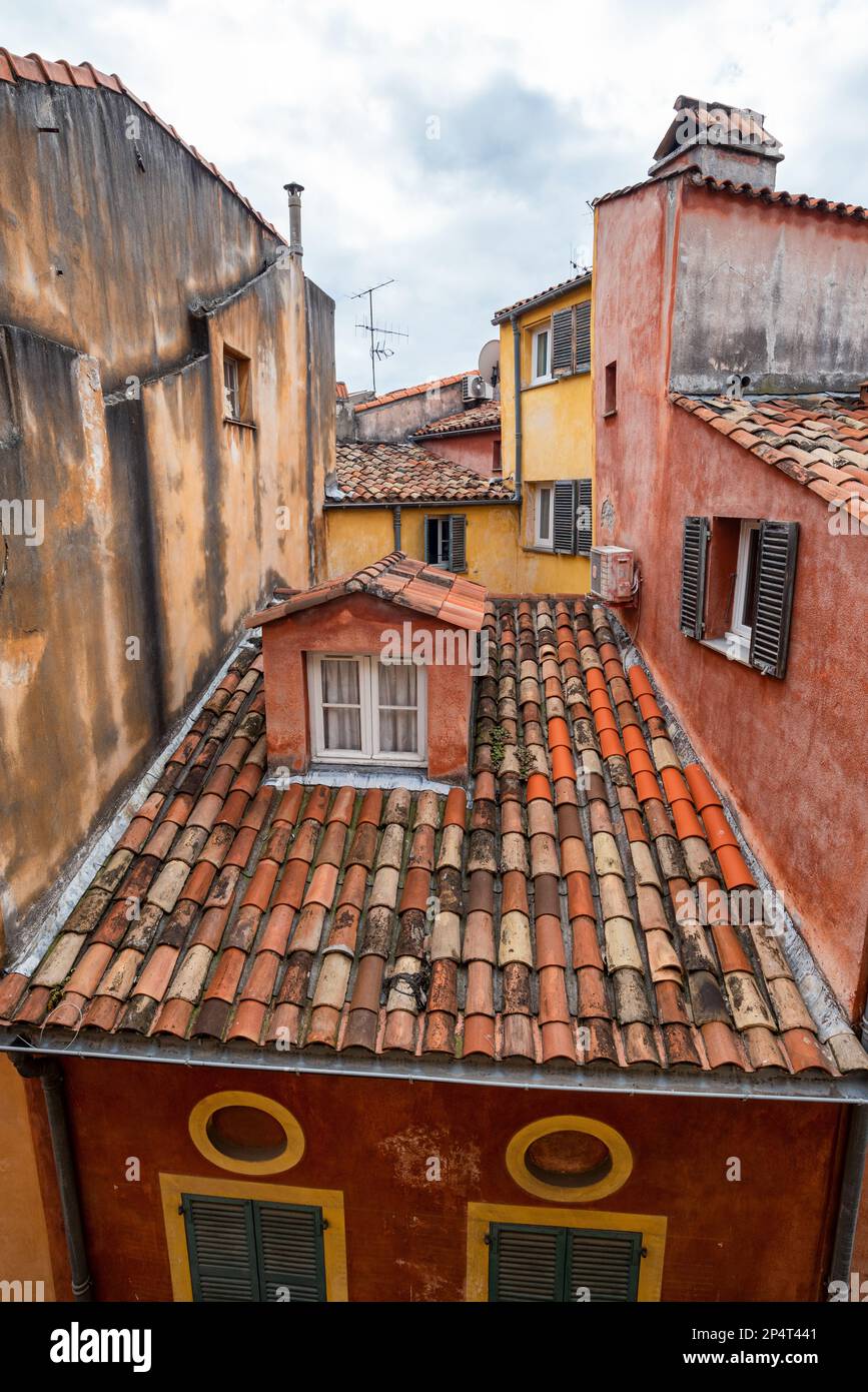 Blick auf das Dach der Altstadt von Nizza. Dächer aus Fliesen und Ockerwänden im traditionellen italienischen Stil. Stockfoto