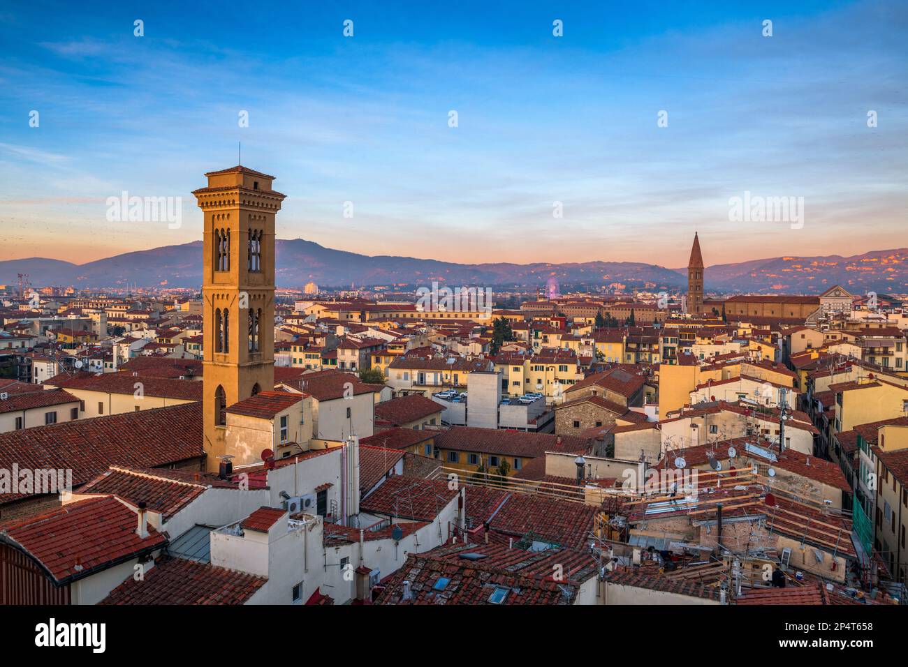 Florenz, Italien, historisches Stadtbild mit Kirchenglockentürmen in der Dämmerung. Stockfoto