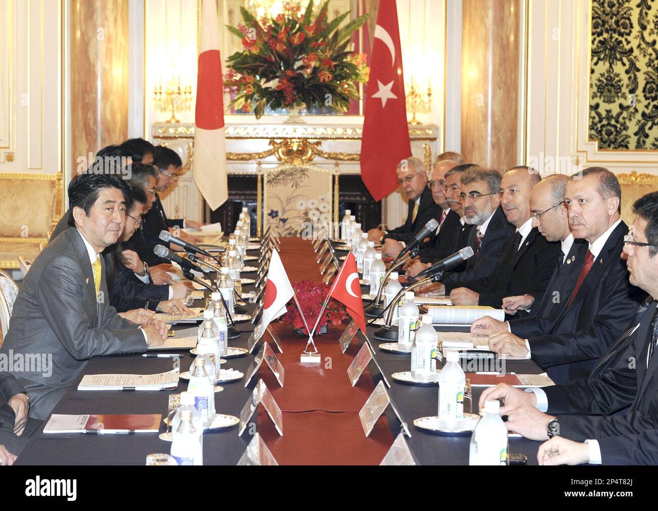 Turkish Prime Minister Recep Tayyip Erdogan (2nd form R) holds a meeting with Japan's Prime Minister Shinzo Abe at the Akasaka Guesthouse in Minato Ward, Tokyo on Jan. 7, 2014. Turkish Prime Minister made three-day offical visit to Japan. ( The Yomiuri Shimbun via AP Images ) Stockfoto