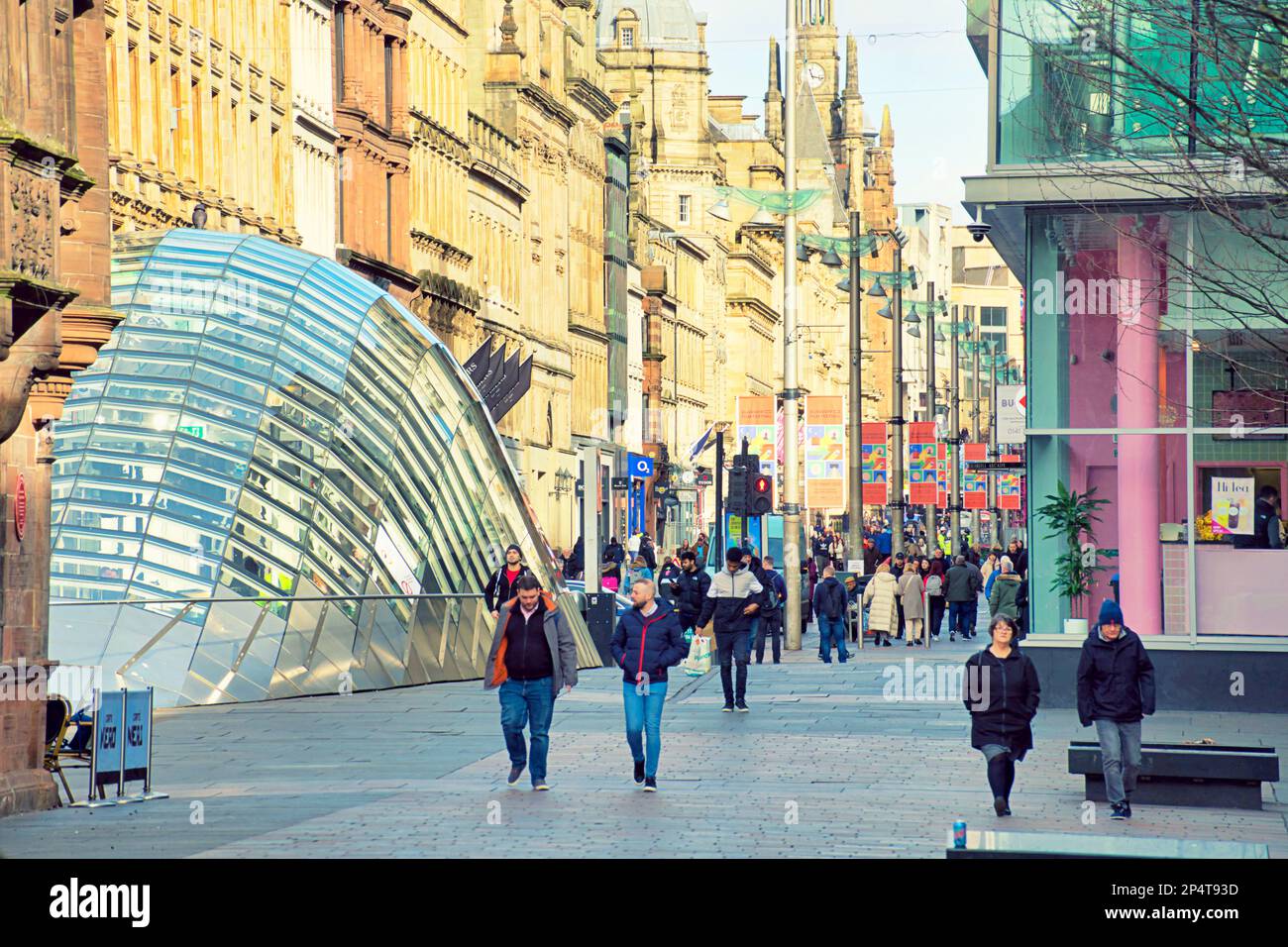 Glasgow, Schottland, Vereinigtes Königreich, 6. März 2023. UK Weather: Bei einem sonnigen Start waren die Einheimischen glücklicher, da die Straßen im Frühlingswetter vor der vorhergesagten Rückkehr des Winters gefüllt waren. Style Meile vom St. enoch Square. Credit Gerard Ferry/Alamy Live News Stockfoto