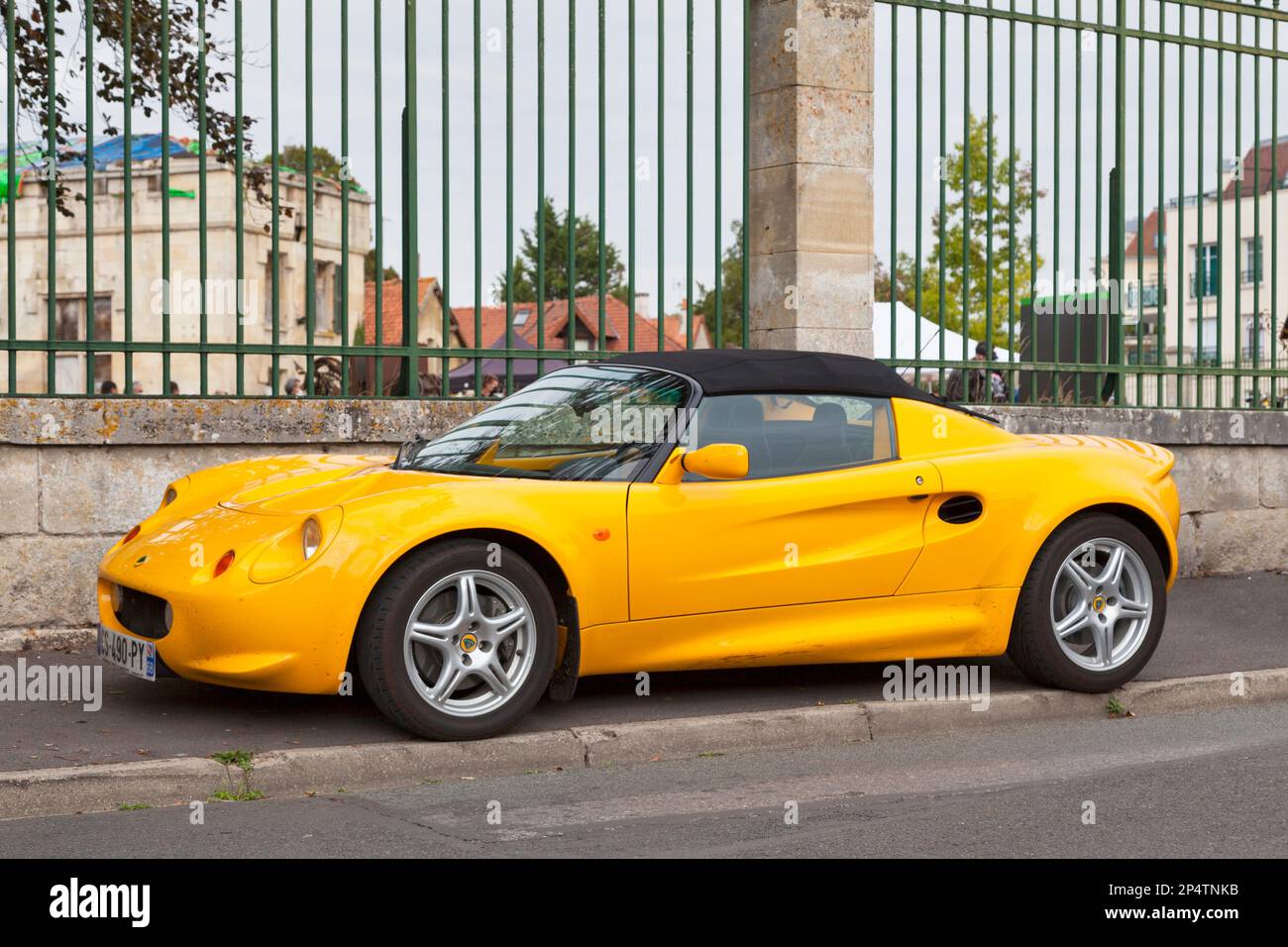 Lamorlaye, Frankreich - September 06 2020: Der Lotus Elise ist ein mittig angetriebener Roadster mit zwei Sitzen und Hinterradantrieb, der vom britischen Hersteller entwickelt wurde Stockfoto
