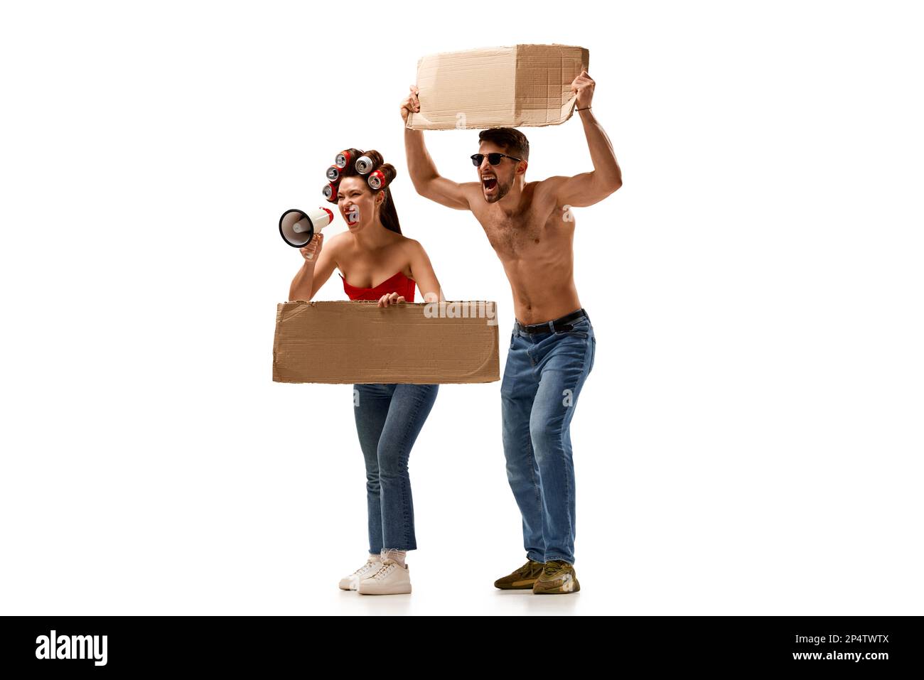 Gleichstellung der Geschlechter. Junger Mann und Frau, die gefühlsmäßig beim Streik schreien, mit Papptabletten protestieren, isoliert auf weißem Hintergrund Stockfoto