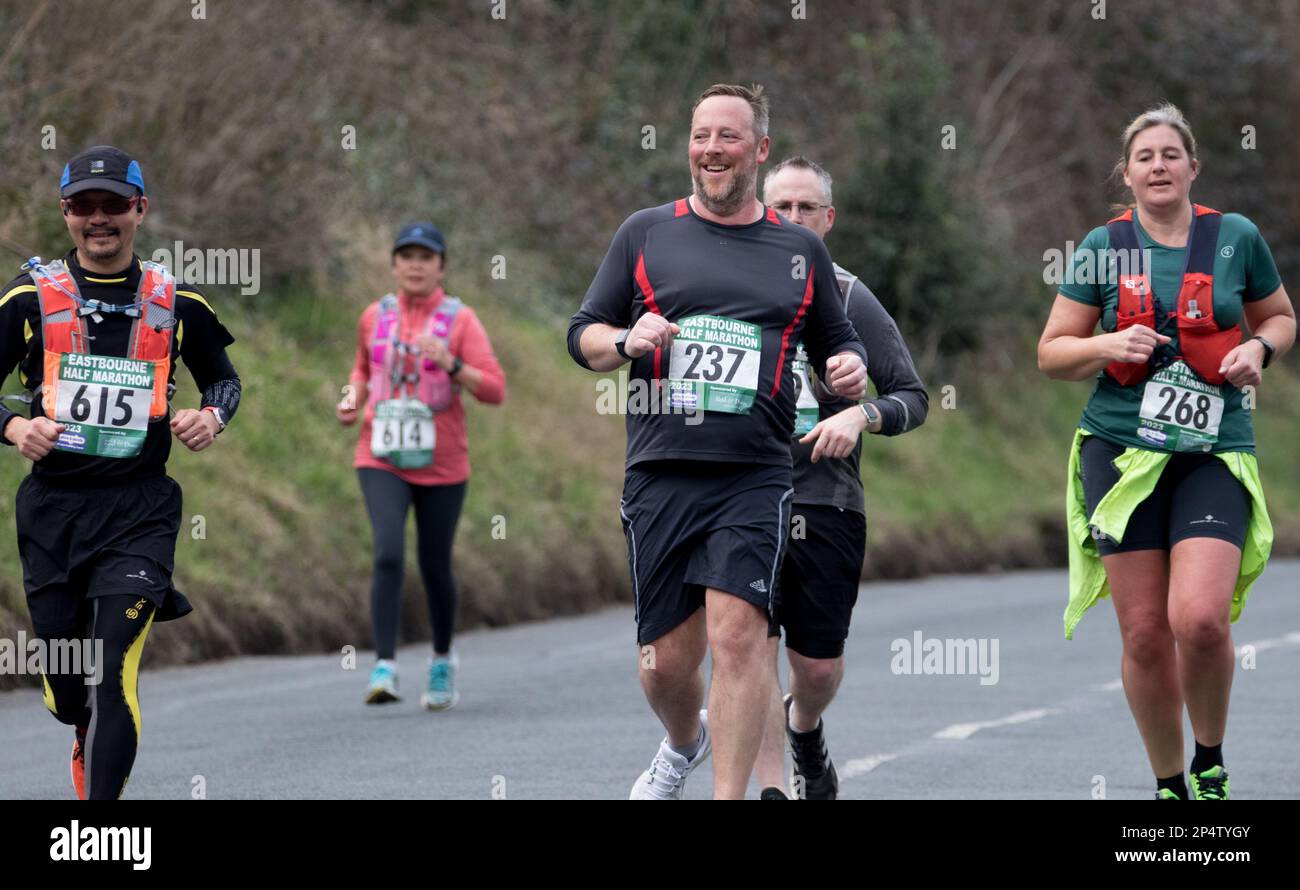 Eastbourne, Großbritannien. 5. März 2023. Läufer, die den 4-Meilen-Punkt beim Eastbourne Halbmarathon passieren. Kredit: Newspics UK South/Alamy Live News Stockfoto