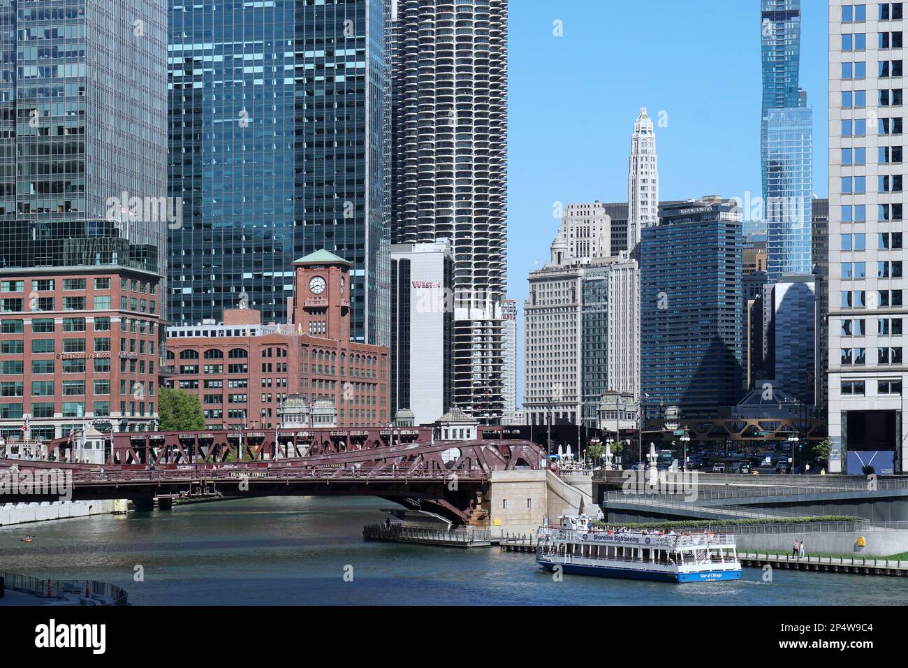 Blick auf die vielfältige Architektur entlang des Chicago River, Blick nach Osten von der Franklin Streeet Stockfoto